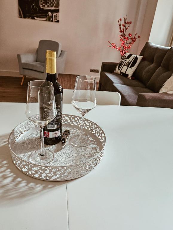 un tavolo con due bicchieri e una bottiglia di vino di Duplex labradores centro 8PAX, PARKING INCLUIDO a Logroño