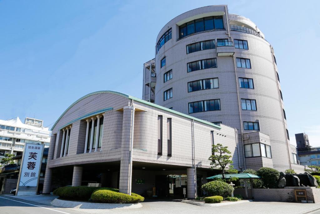 un gran edificio frente a un edificio en Fuyo Bekkan, en Yonago