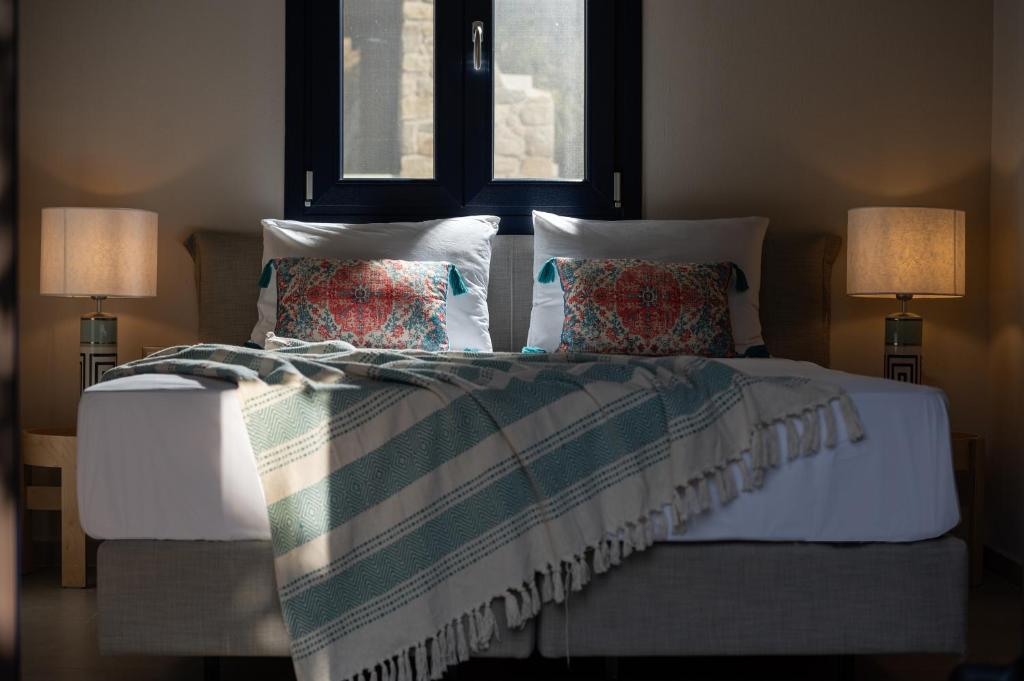 Postel nebo postele na pokoji v ubytování Lithos Villas Apollon