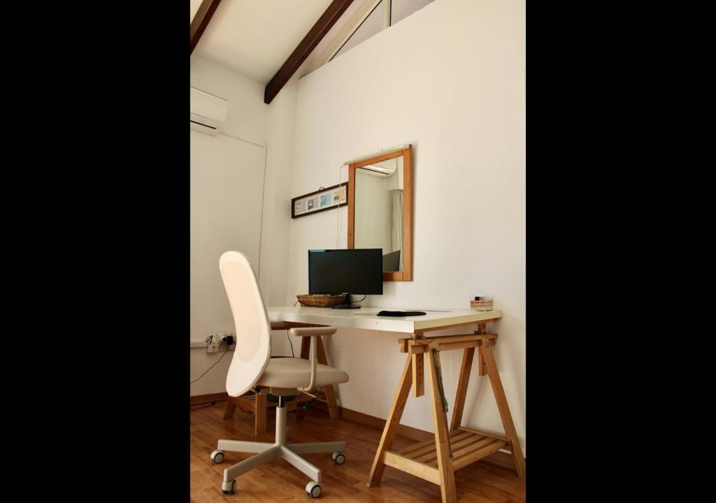 TV a/nebo společenská místnost v ubytování Studio Room Ensuite by the Beach, Entire Independent Unit