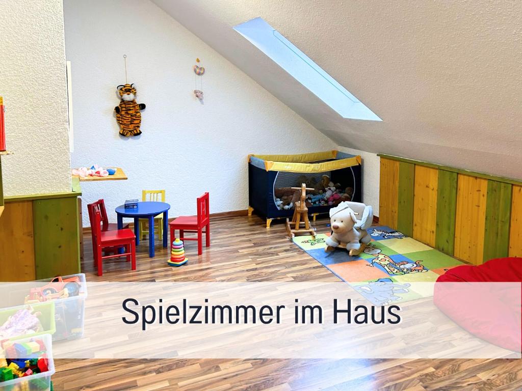 Dětský klub v ubytování BÄCHLE im Wanderparadies Balkon mit Blick auf den Bach Sauna im Haus Tiefgarage E-Ladestation