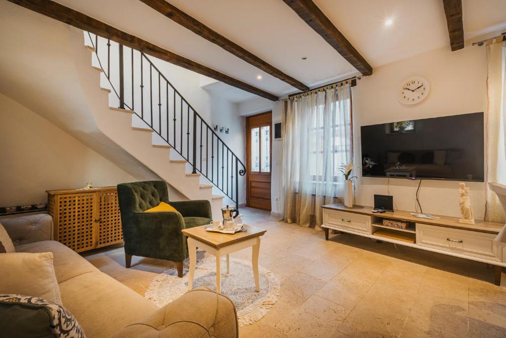 a living room with a couch and a tv at Casa ‘Crystal’ in Novigrad Istria