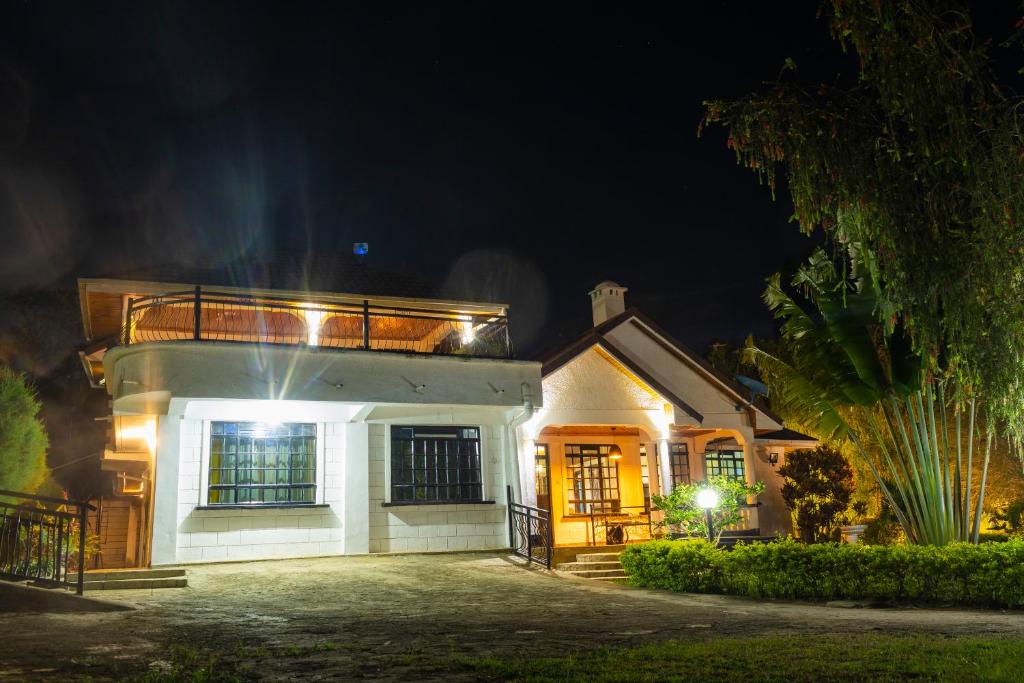 Una casa de noche con las luces encendidas en Elevate by African Manor, en Bungoma