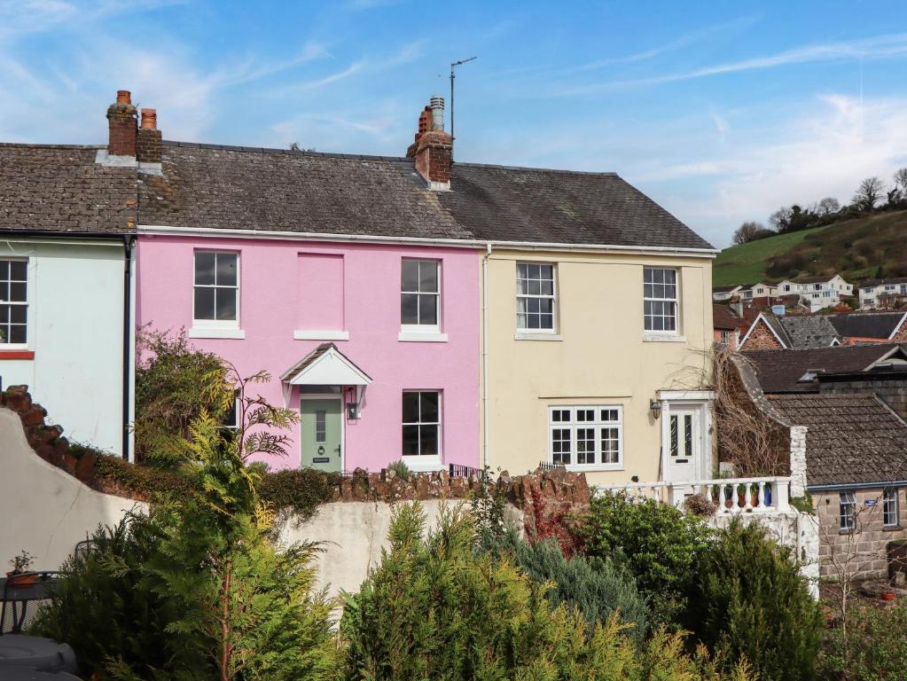 a pink house in kinsale ireland at Rose Cottage in Teignmouth