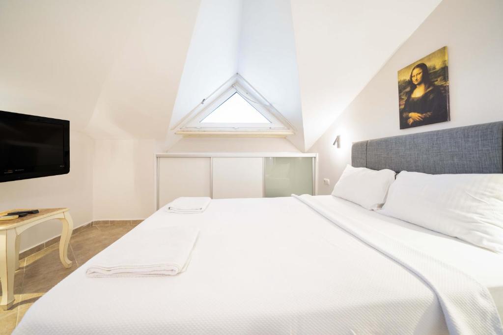 A bed or beds in a room at Dedeminn Garden House