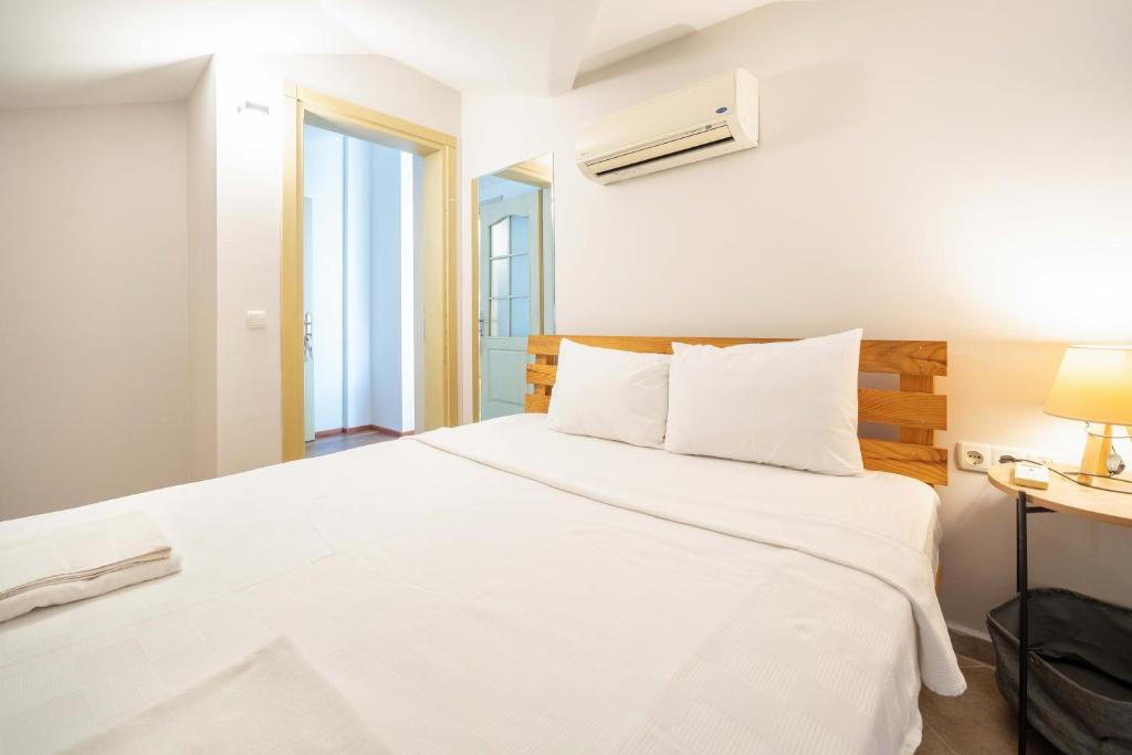 A bed or beds in a room at Dedeminn Garden House