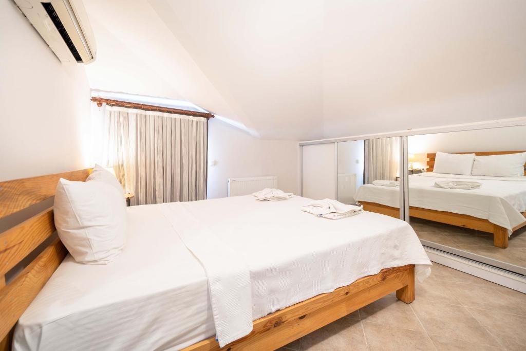 A bed or beds in a room at Dedeminn Garden House