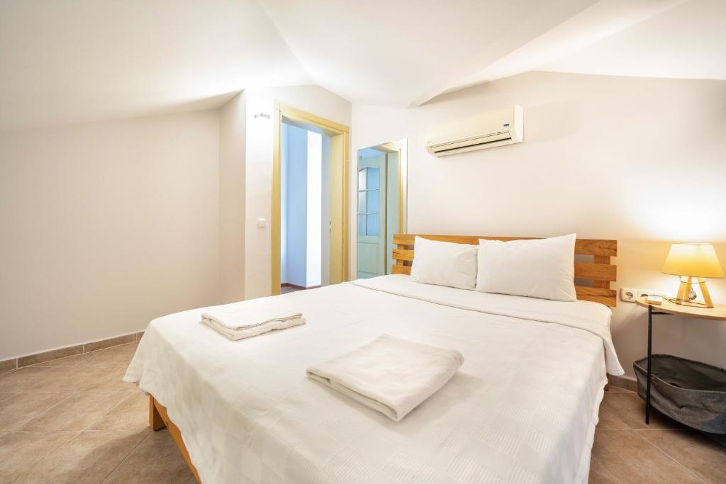 A bed or beds in a room at Dedeminn Garden House