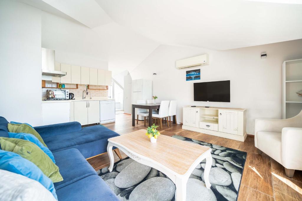 A television and/or entertainment centre at Dedeminn Garden House