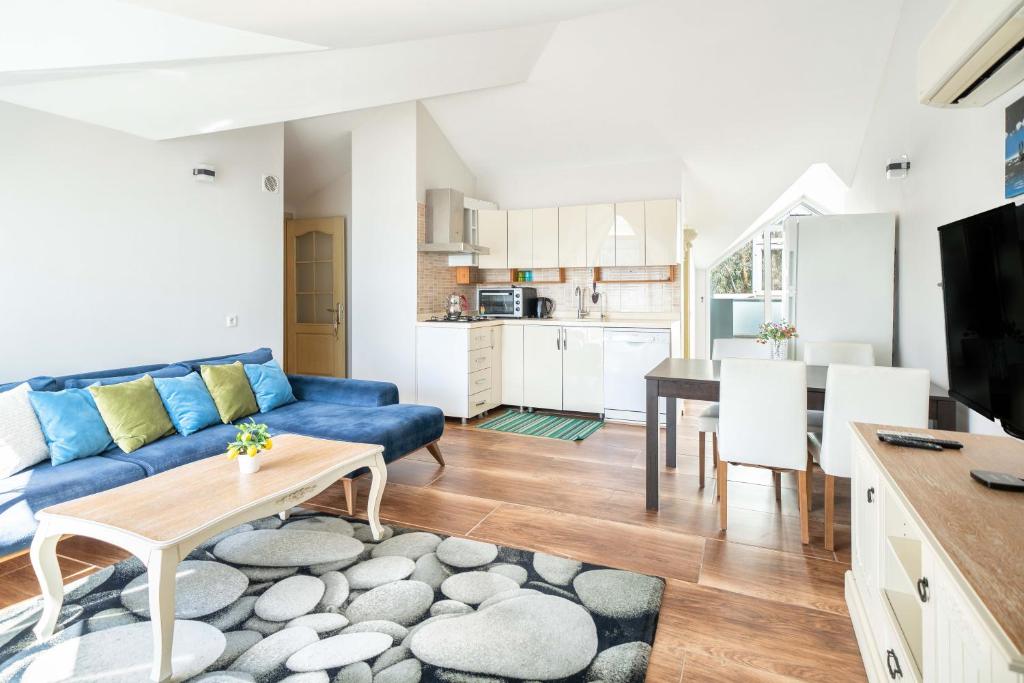 A kitchen or kitchenette at Dedeminn Garden House