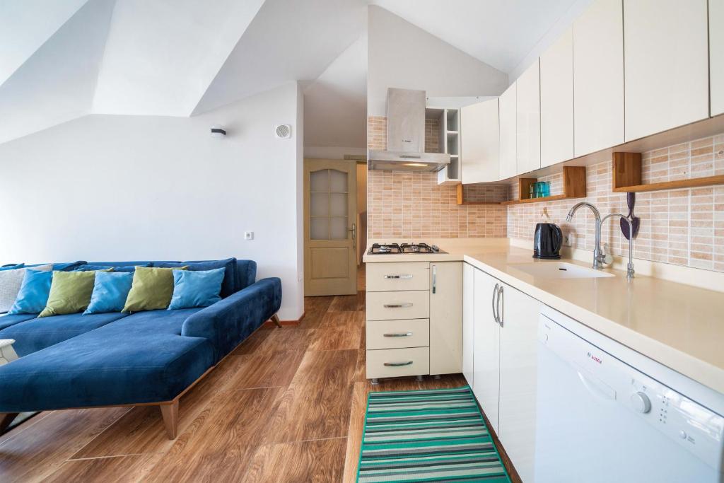 A kitchen or kitchenette at Dedeminn Garden House