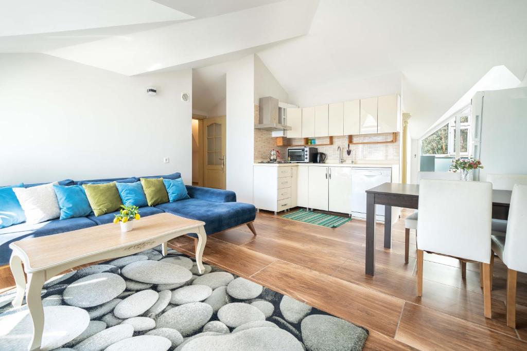 A kitchen or kitchenette at Dedeminn Garden House