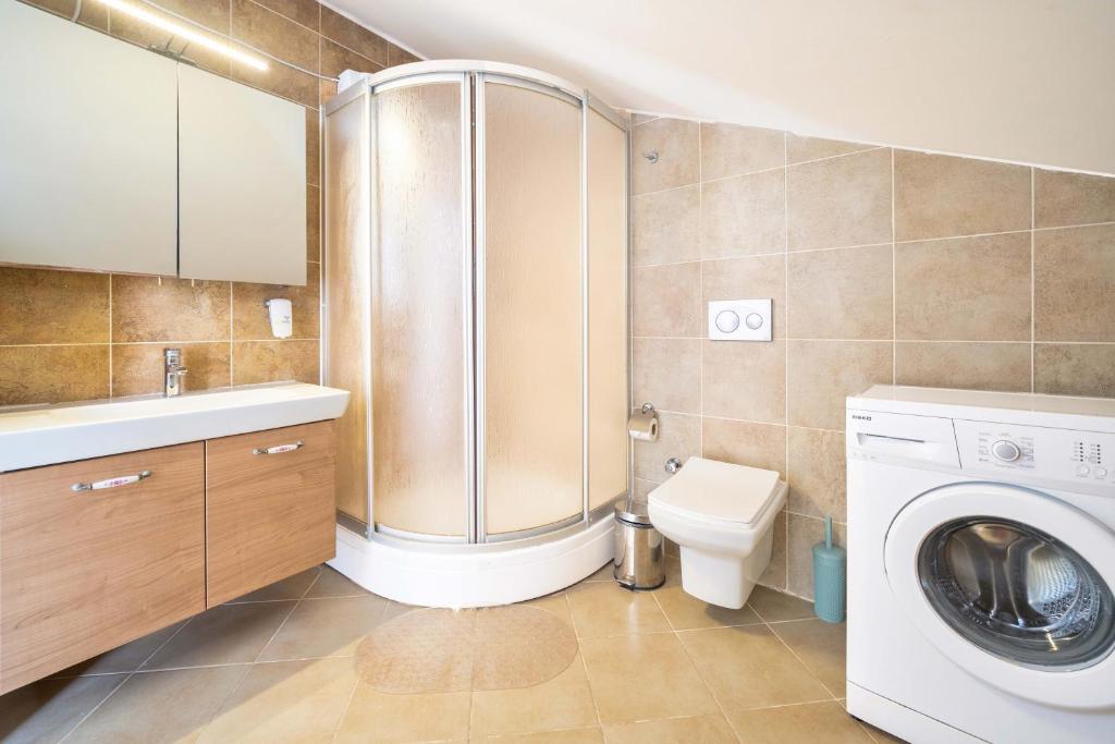 A bathroom at Dedeminn Garden House