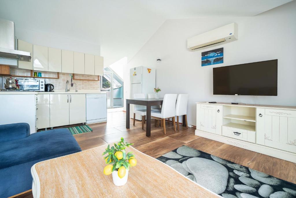 A kitchen or kitchenette at Dedeminn Garden House