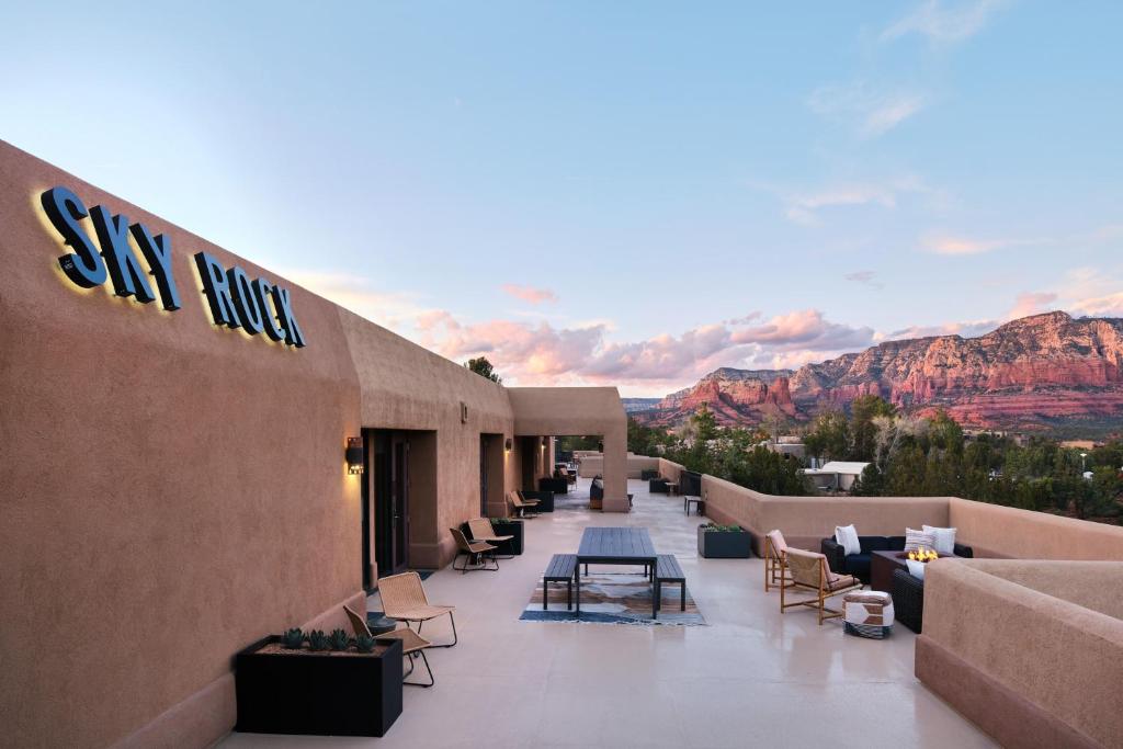 ein Hotel mit Blick auf den Grand Canyon in der Unterkunft Sky Rock Sedona, a Tribute Portfolio Hotel in Sedona