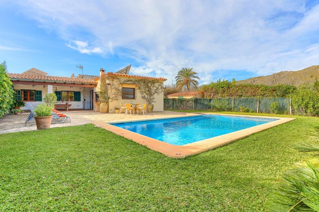 uma casa com piscina no quintal em Villa Vinya Maria by Villa Plus em Pollença