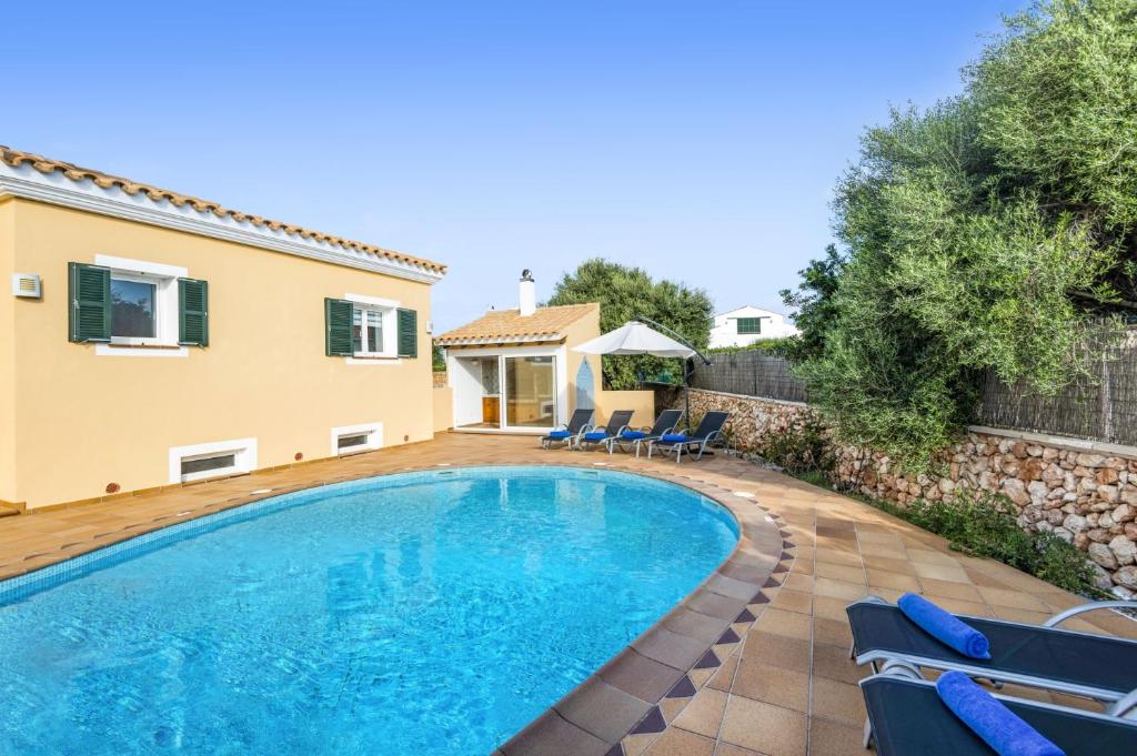 uma villa com uma piscina e uma casa em Villa SAmarador by Villa Plus em Cala en Blanes