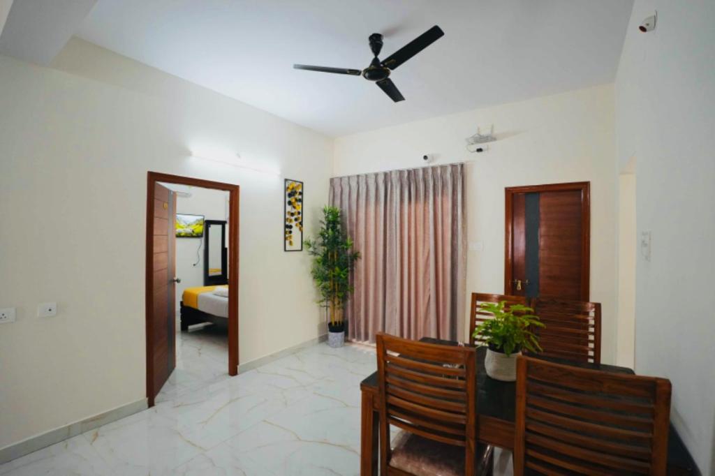Postel nebo postele na pokoji v ubytování Yellow Bells Serviced Apartments Hitech City