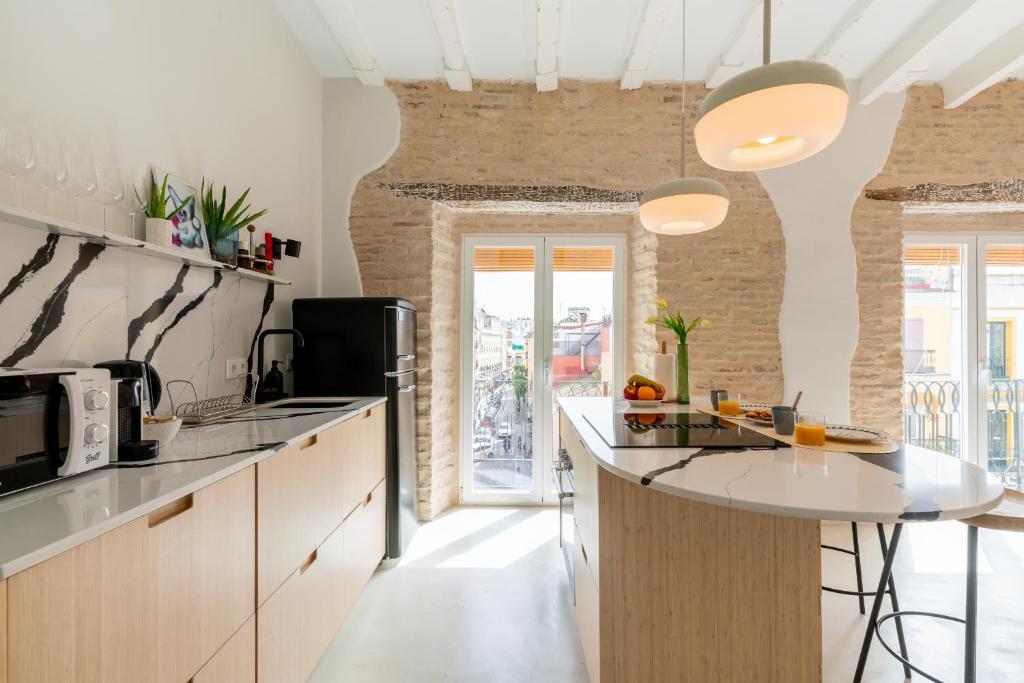 Kuchyň nebo kuchyňský kout v ubytování AD3B Bright 3Br and 2Bath apartment Downtown Sevilla