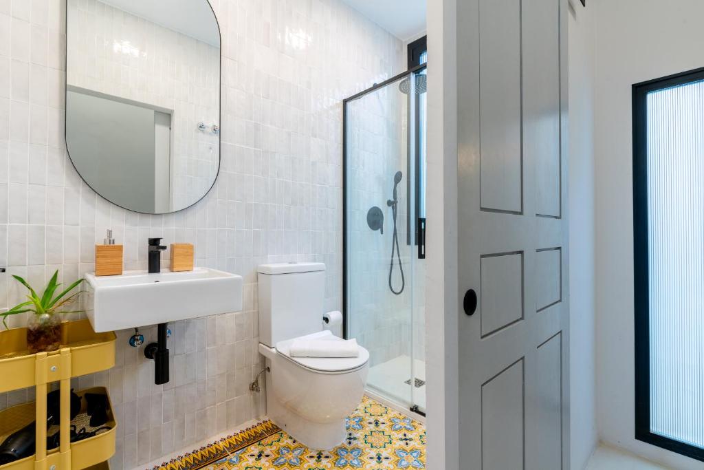 Koupelna v ubytování AD3B Bright 3Br and 2Bath apartment Downtown Sevilla