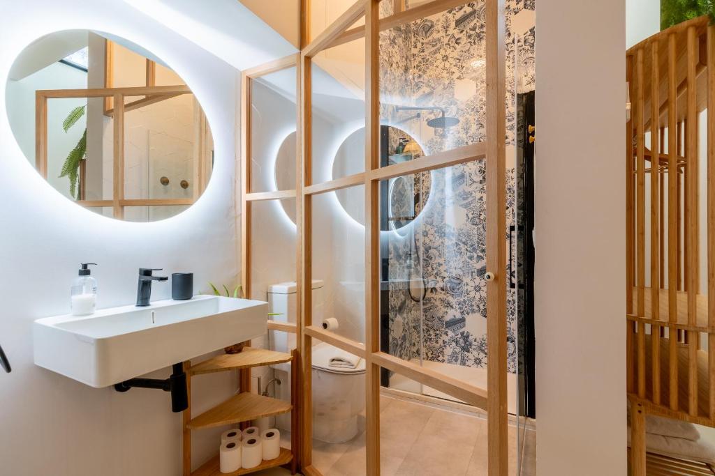 Koupelna v ubytování AD3B Bright 3Br and 2Bath apartment Downtown Sevilla
