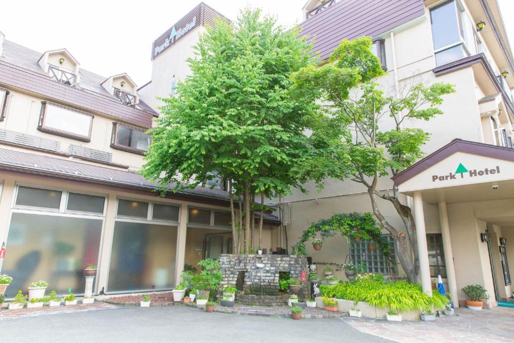 富士河口湖的住宿－Kawaguchiko Park Hotel，商店前的树