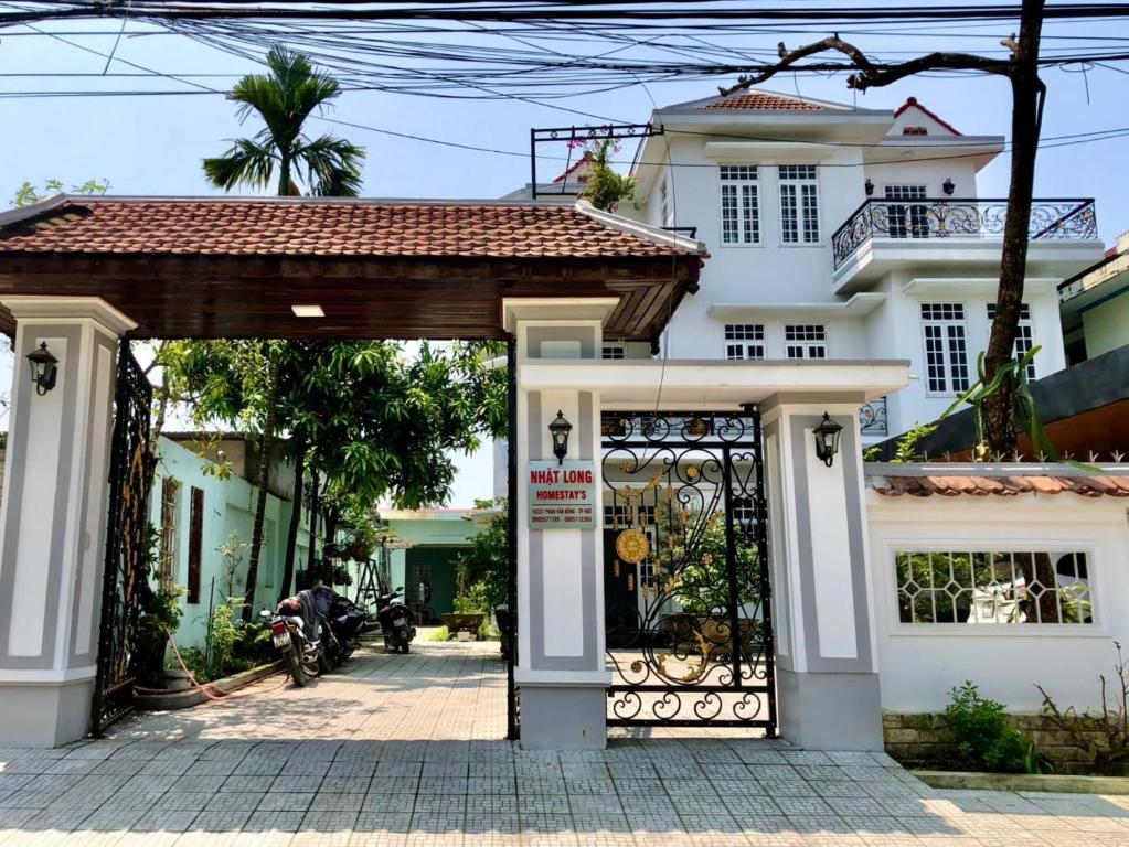 una puerta frente a una casa blanca en Nhat Long Homestay en Hue