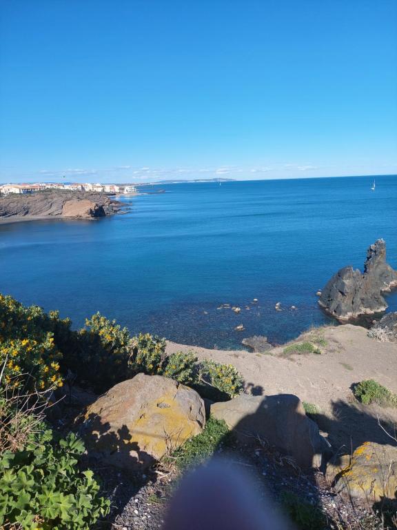 une vue sur une grande étendue d'eau dans l'établissement Location studio Cap d'Agde, au Cap d'Agde