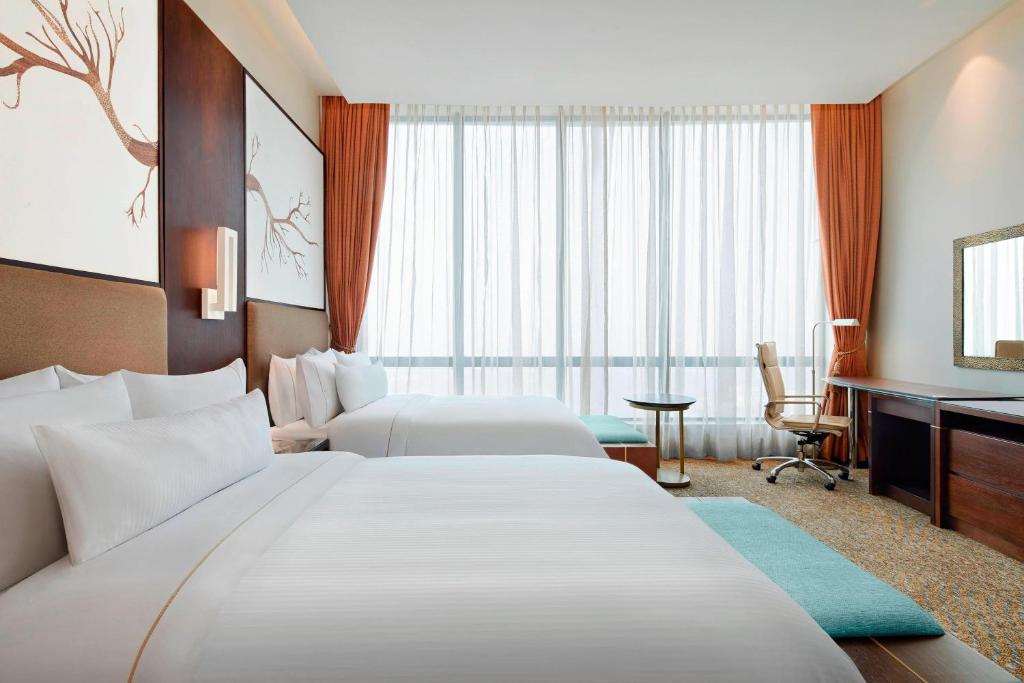 Postel nebo postele na pokoji v ubytování The Westin Kolkata Rajarhat