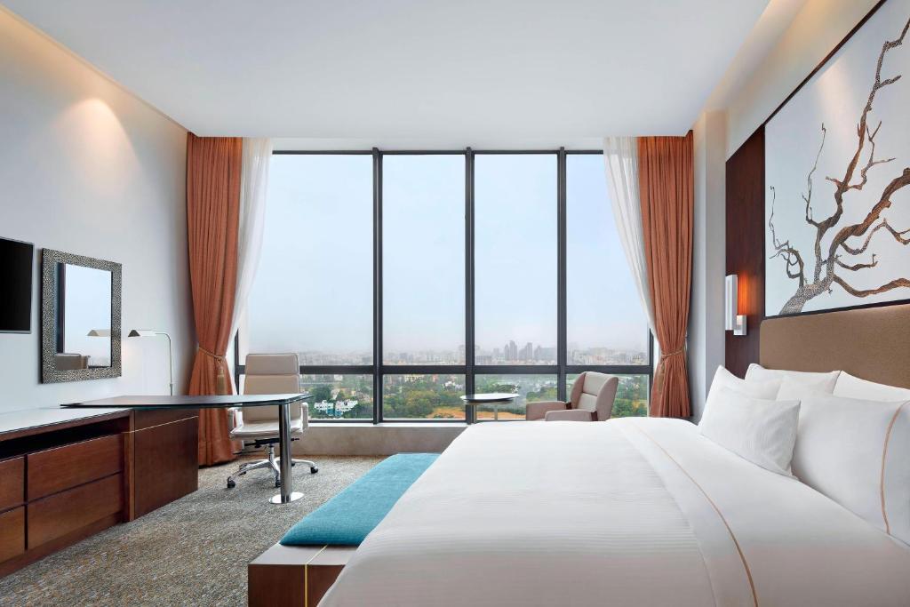 Postel nebo postele na pokoji v ubytování The Westin Kolkata Rajarhat