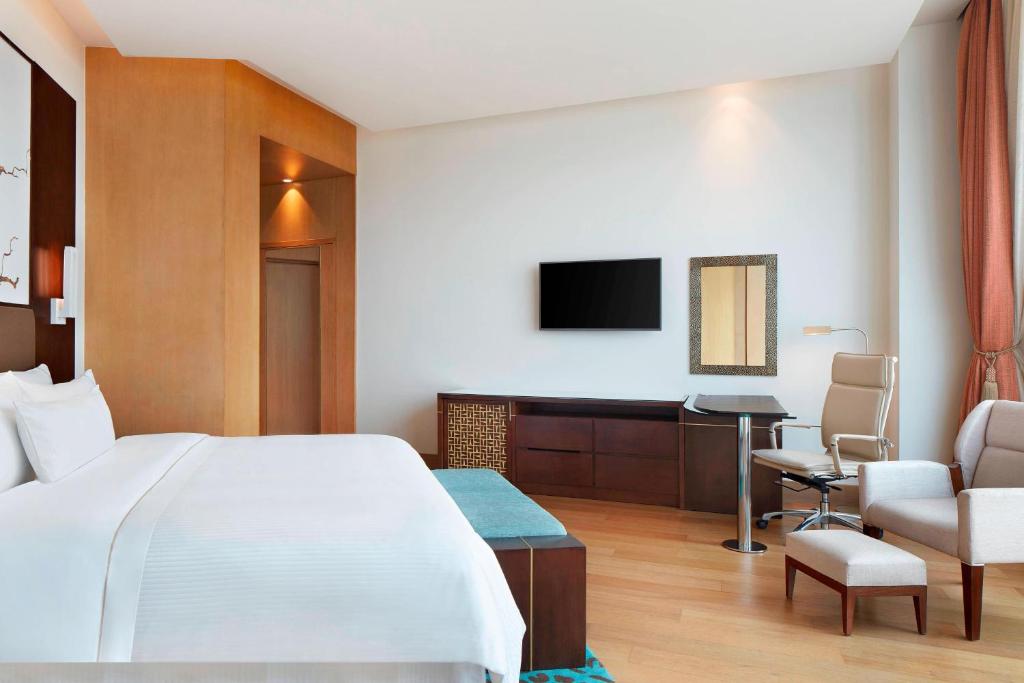 TV a/nebo společenská místnost v ubytování The Westin Kolkata Rajarhat