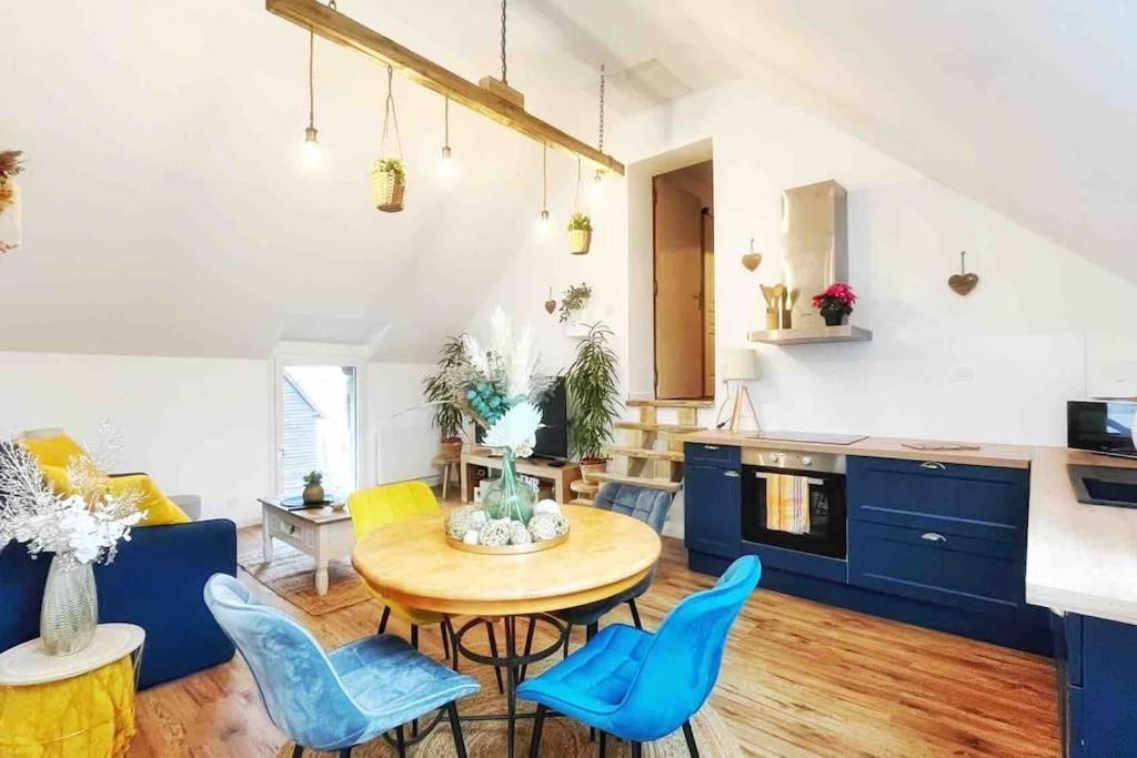 cocina y sala de estar con mesa y sillas en Logement cosy et confortable., en Thourotte