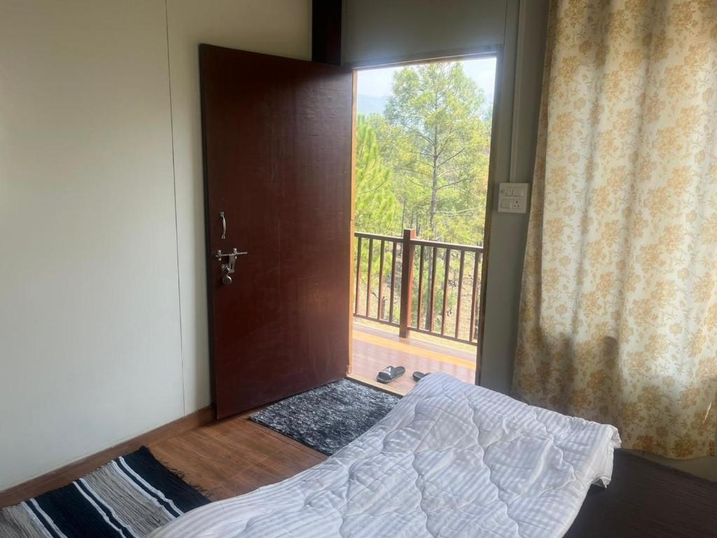 Postel nebo postele na pokoji v ubytování Reys Cafe and Boutique Cottage - A Jungle Stay