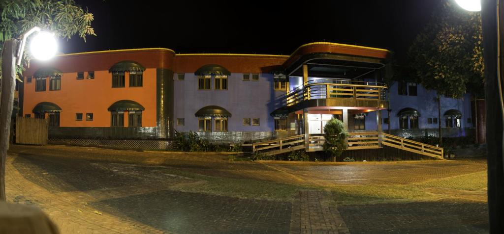 un bâtiment dans une rue la nuit dans l'établissement Acapu Hotel, à Rio Verde