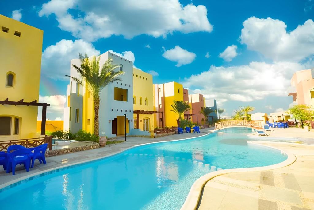 ein Pool in einem Resort mit Gebäuden in der Unterkunft Al Dora Boutique hotel in Hurghada
