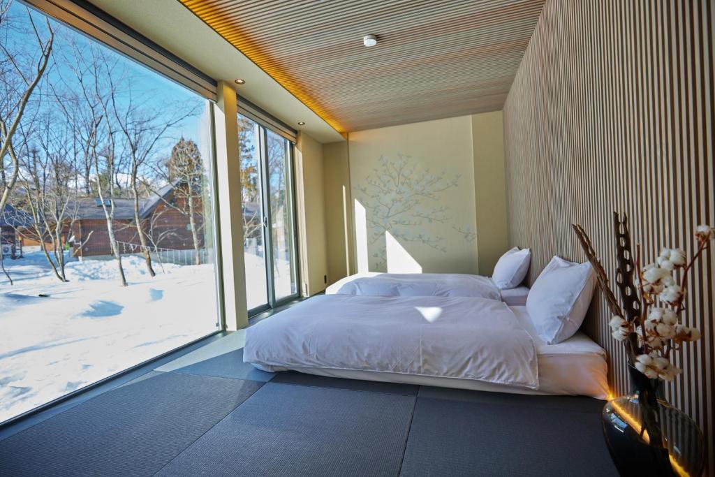 Postel nebo postele na pokoji v ubytování Hakuba Hibiku Chalet by Jade Group