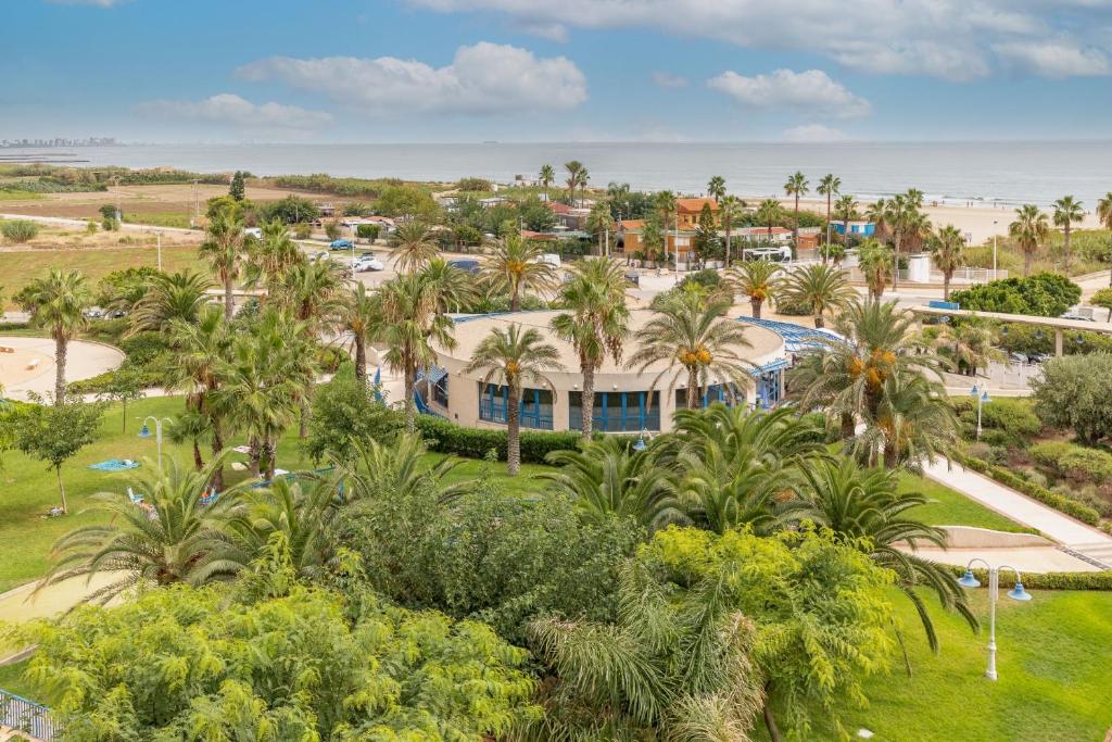 una vista aérea de un complejo con palmeras en Beach 75 metres away Playa a 75 metros, en Valencia