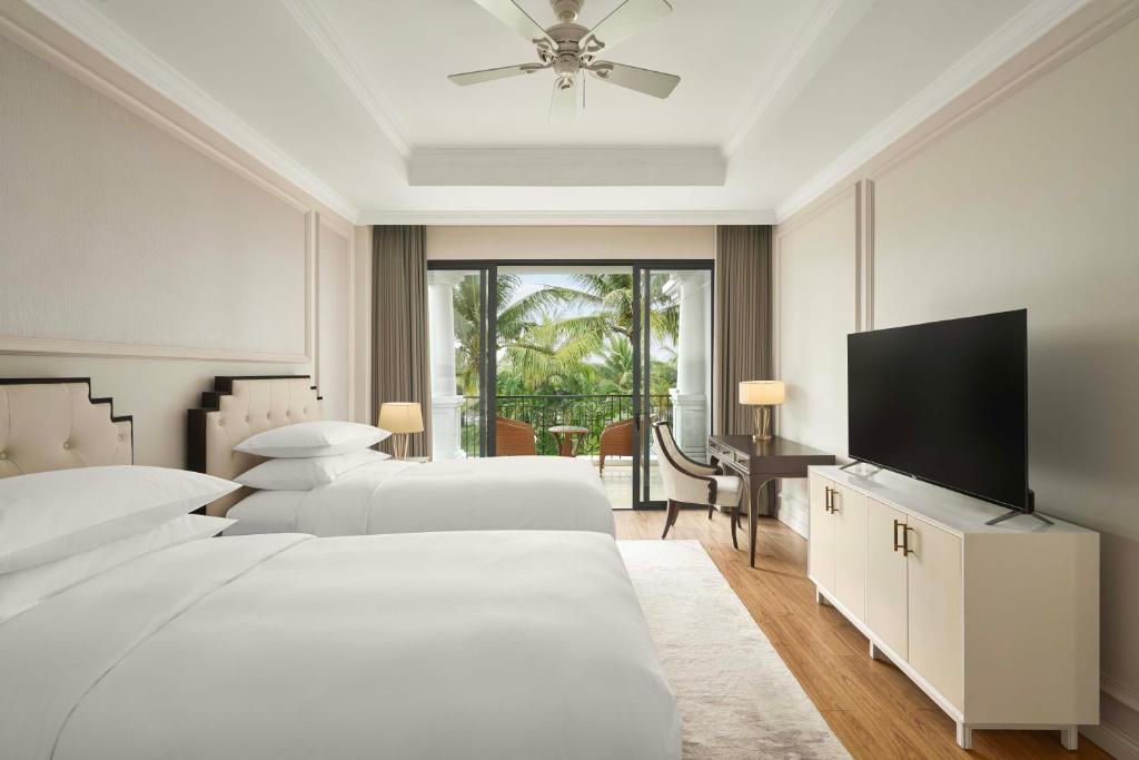 Postel nebo postele na pokoji v ubytování Danang Marriott Resort & Spa, Non Nuoc Beach Villas
