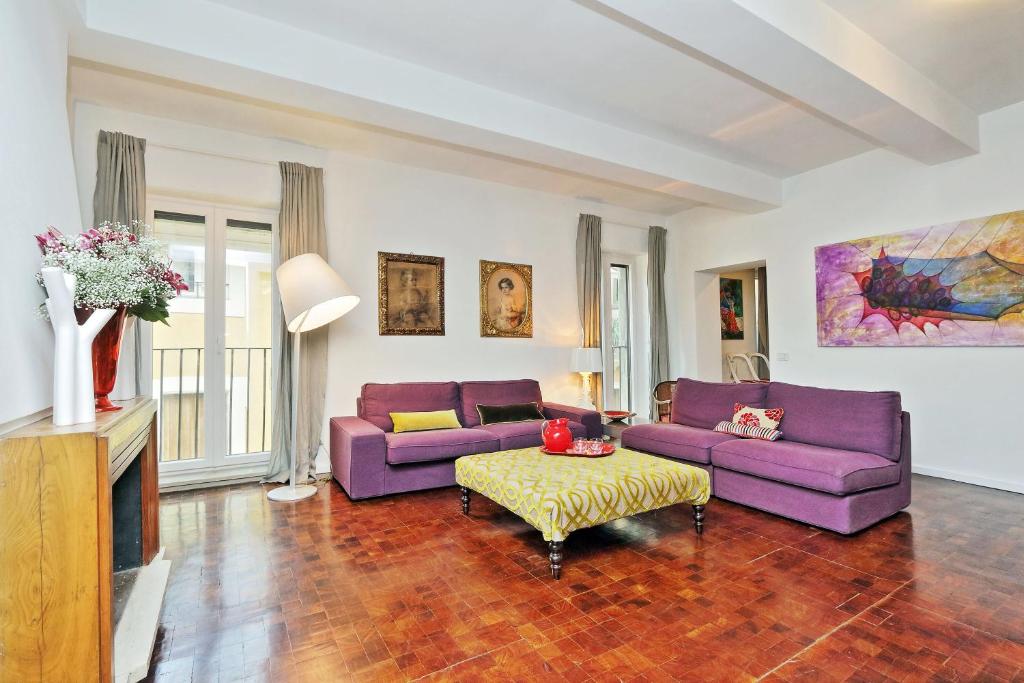 ローマにあるResidenza Torre Vecchiarelli - apt 4のリビングルーム(紫色のソファ2台、テレビ付)