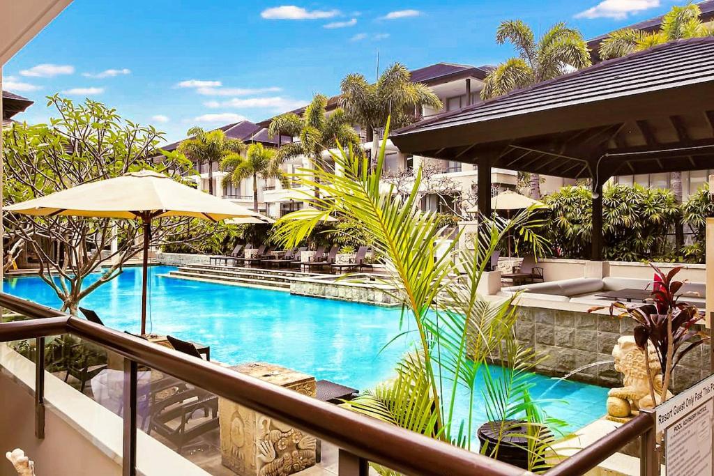 balcone con vista sulla piscina. di 119 Santai Resort - Poolside Apartment by uHoliday a Casuarina