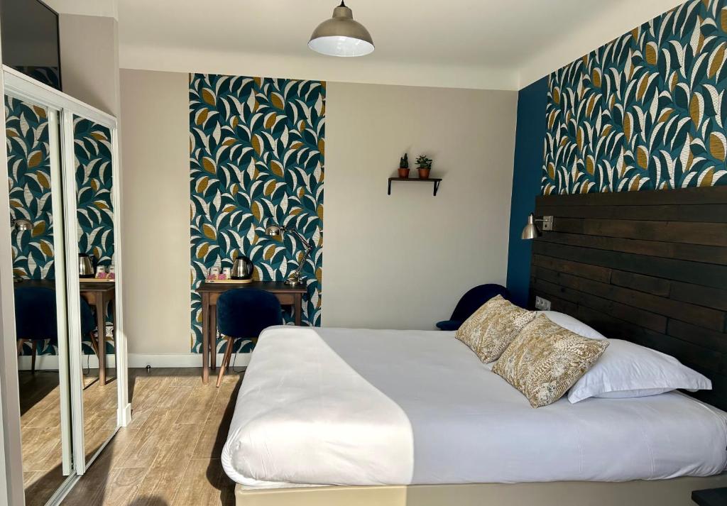 アルデュードにあるLOGIS Hôtel St Sylvestreの青い壁のベッドルーム1室(ベッド1台付)