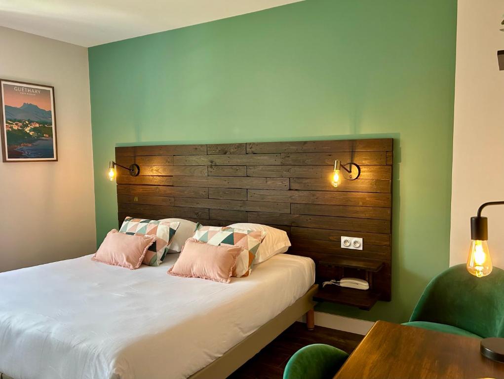 Postel nebo postele na pokoji v ubytování LOGIS Hôtel St Sylvestre