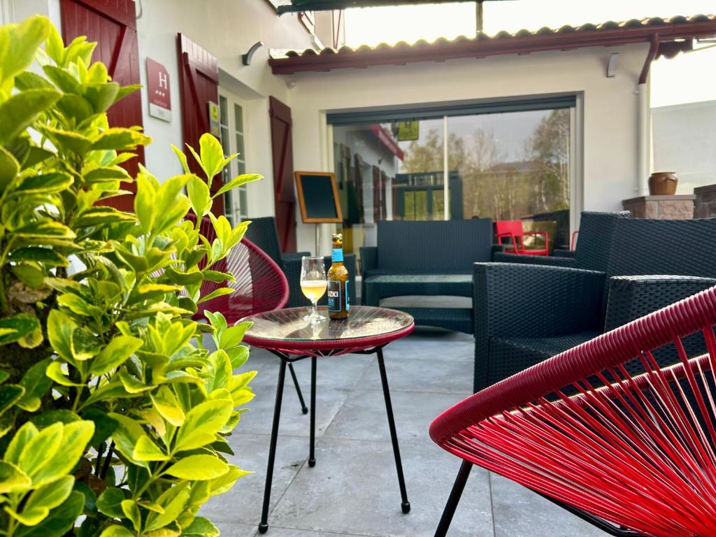 Posezení v ubytování LOGIS Hôtel St Sylvestre