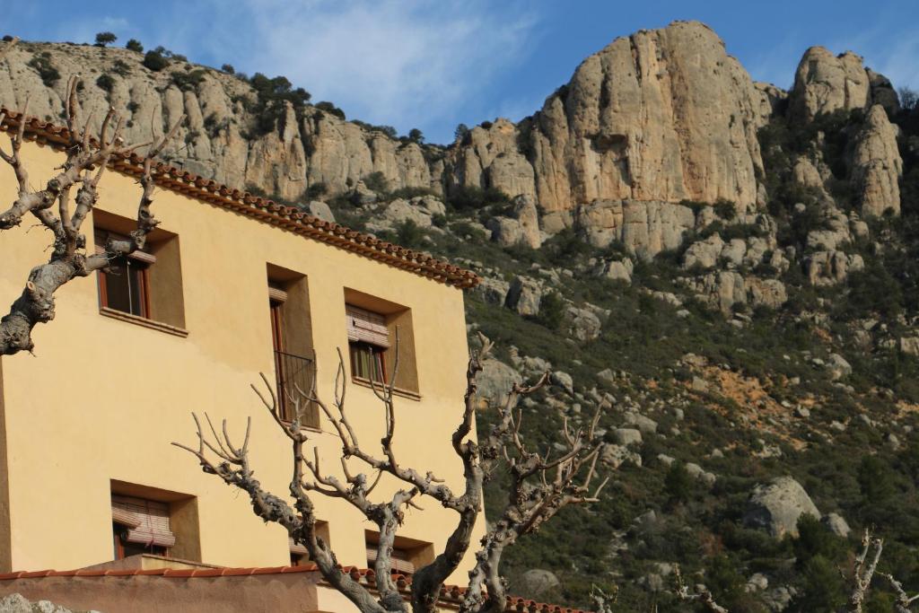 un bâtiment avec une montagne en arrière-plan dans l'établissement Hotel Balcó del Priorat, à La Morera de Montsant