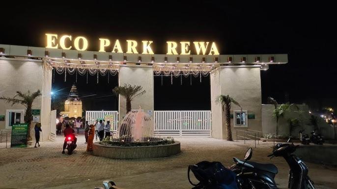 um edifício com um sinal que lê ego park rewa em Hotel Eco Park Rewa em Rewa