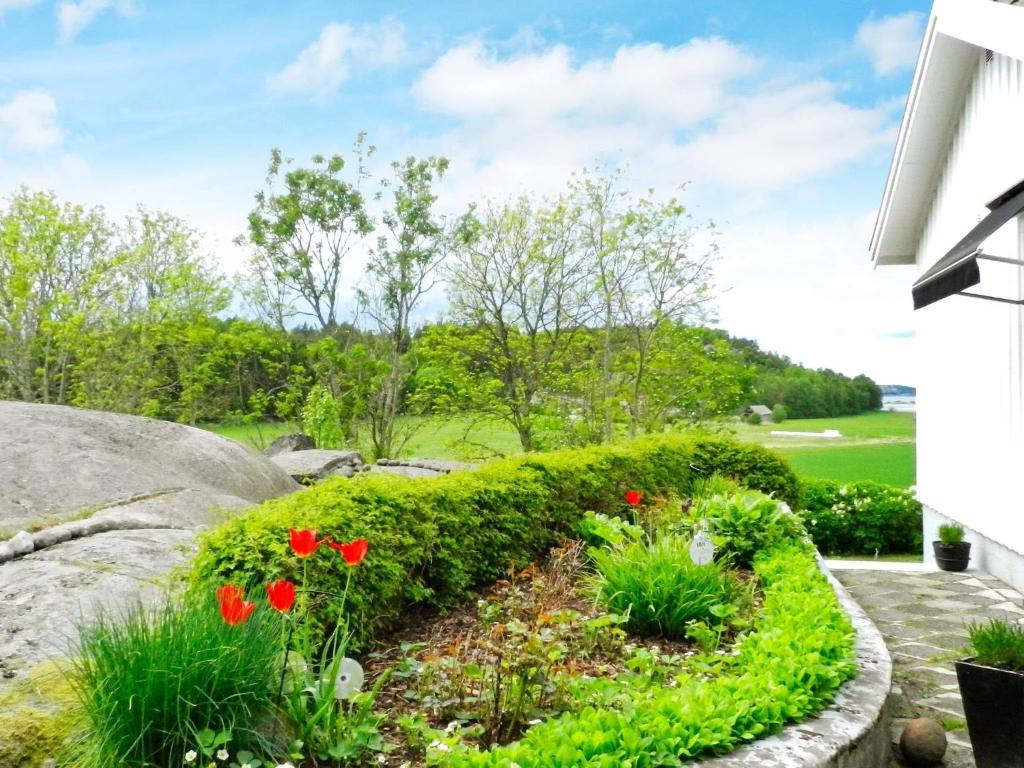 Κήπος έξω από το 5 person holiday home in LYSEKIL