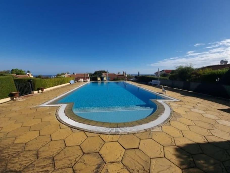 una gran piscina en un patio en Ozankoy Villa en Kyrenia
