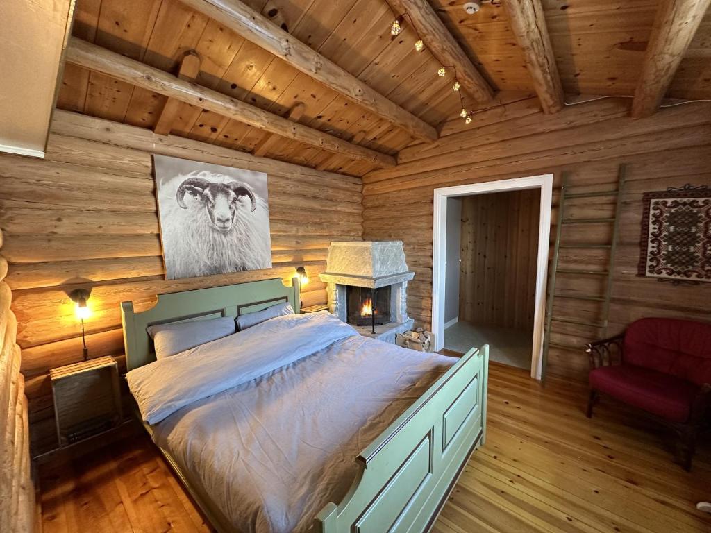 a bedroom with a bed in a log cabin at Stort hus sentralt i Lillehammer in Lillehammer