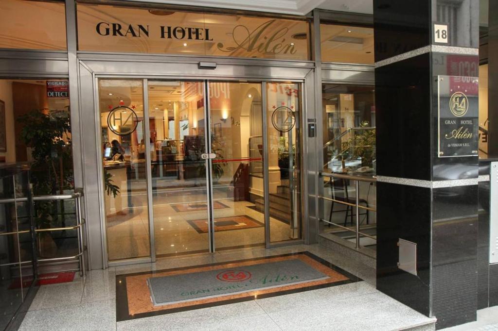 una tienda frente a un edificio con puertas giratorias en Gran Hotel Ailen en Buenos Aires