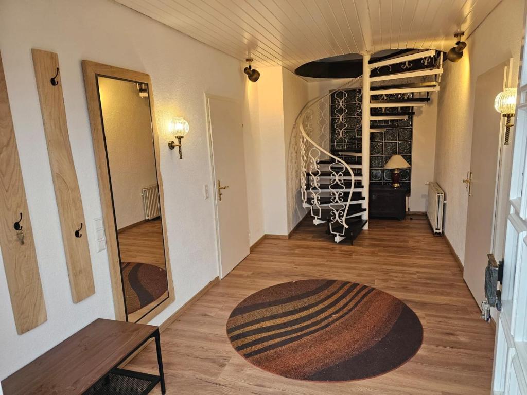 Ferienwohnung Hambergen في Hambergen: غرفة مع مدخل مع قبو للنبيذ